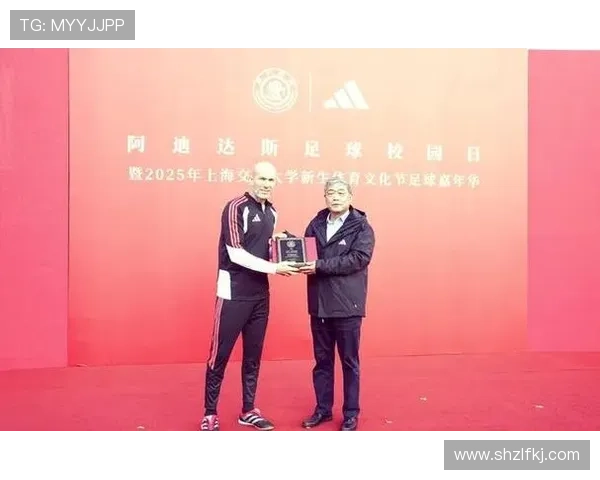 齐达内上海之行与小朋友互动踢球还在胡同里切磋乒乓球乐趣无穷